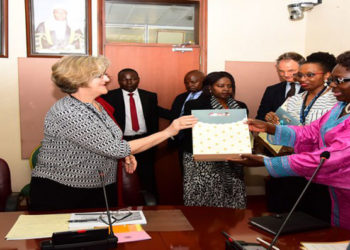 The Speaker(in purple) exchanges gifts with a representative from one of the UN agencies