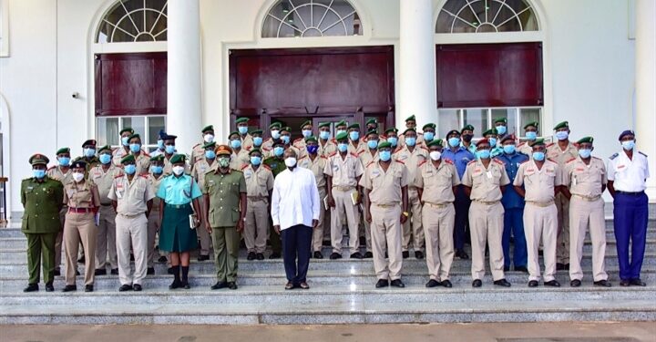 President Yoweri Museveni in a group photo with a delegation from Burundi National Defence Senior Command and Staff College 