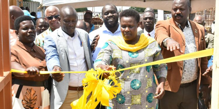 The Vice President of Uganda HE. Jessica Alupo & FAO representative in Uganda Antonio Querido commission a community-based poultry breeding center & water for production facilities in Katakwi District. Photo：@FAOUganda