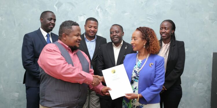 UTA President Yewagnesh Biriggwa aka Yogi(R) and other board members handing over the realms of UTA to Muhereza Kyamutetera.