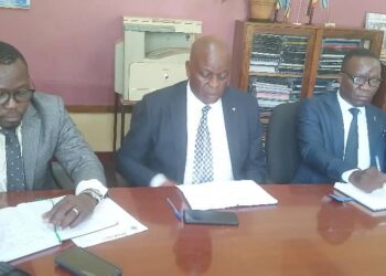 The Jinja RCC Richard Gulume (M),Town Clerk Edward Lwanga (R)and Dr David Charles Mukisa at a news conference.