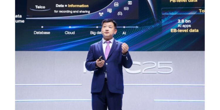 Dr. Peter Zhou, President of Huawei Data Storage Product Line, delivered a keynote speech